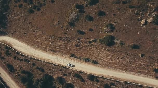 上面白い車ジープ荒野に沿って山を高速道路上を移動 — ストック動画
