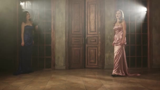 Dos hermosas cantantes de ópera con vestidos largos — Vídeo de stock