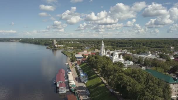 Маленький городок на реке - вид с воздуха . — стоковое видео