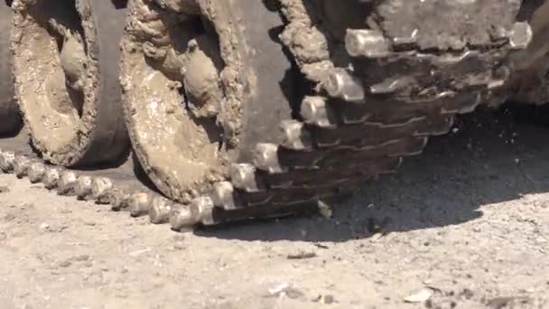 Грязная гусеница на танке движется по дороге замедленной съемки — стоковое видео