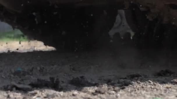 Caterpillar spår på militära tank flyttar på dirty road — Stockvideo