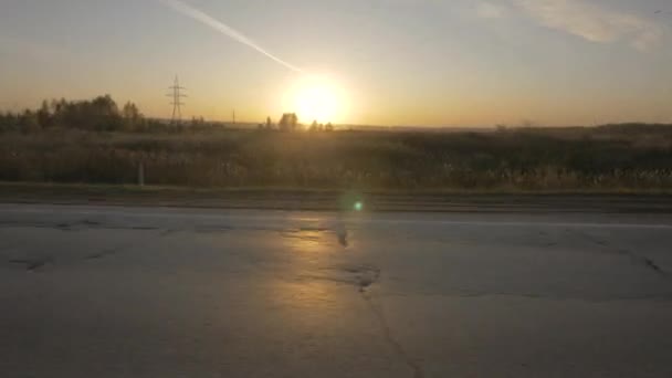Belle vue sur le coucher du soleil du soir depuis la fenêtre voiture de conduite sur la route nationale — Video