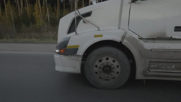 Kola nákladních aut na příměstskou silnici na asfaltu pozadí — Stock video