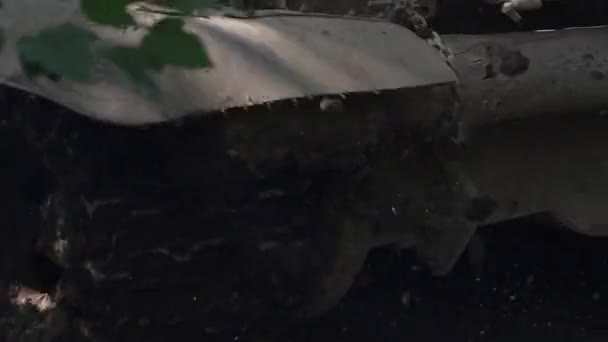 Tanque de guerra com lagartas sujas se movendo na estrada câmera lenta — Vídeo de Stock