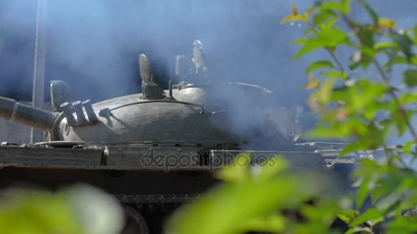 Militaire tank op rook achtergrond staande op oorlog veld slow motion — Stockvideo