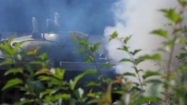 Savaş tankı savaş alanında üzerinde bulut duman. Savaş alanında askeri araç