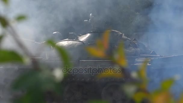 Tanque militar com fumaça se movendo no campo de batalha. Veículo blindado no campo de guerra — Vídeo de Stock