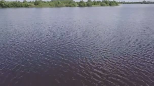 Drone vista río superficie de agua. Olas en la vista aérea del río de superficie. Vista panorámica de la superficie del agua del río — Vídeo de stock