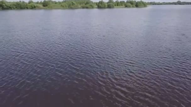 Drone vue eau surface rivière. Vagues sur la surface de la rivière vue aérienne. Vue panoramique rivière de surface de l'eau — Video