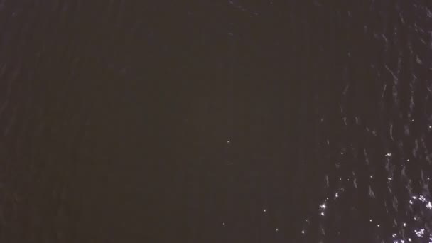 Drone vue eau surface rivière. Vagues sur la surface de la rivière vue aérienne. Vue panoramique rivière de surface de l'eau 