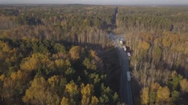 Arka plan sonbahar niteliğine otoyol yolda araba hava görünümünü kamyon araba