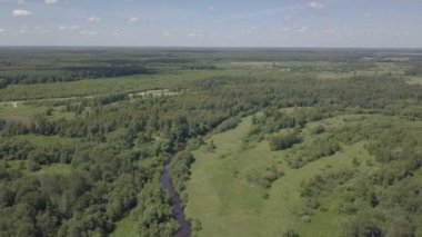 Nehir üzerinde kat yukarıda. Hava manzara