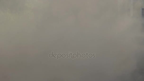 Dym i błoto z dirty gąsienic na Militaria Czołg ruchu na drodze — Wideo stockowe