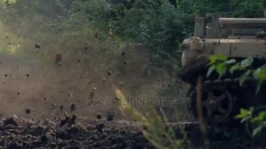 Askeri operasyonda hareket ordusu tank tırtıl gelen çamur izler
