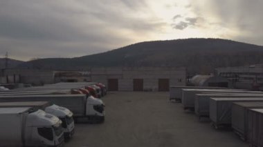 Yük konteyner dışarı park edilmiş plazma boşaltma sonra sürüş ile kamyon