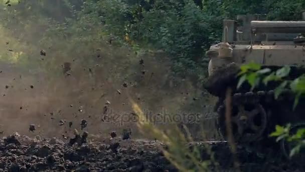 軍事作戦上の移動陸軍戦車のキャタピラーから泥を追跡します。 — ストック動画