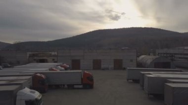 Üstten Görünüm kamyon araba ile plazma üzerinde dinlenme kamyon şoförü için otopark Yük Konteyneri