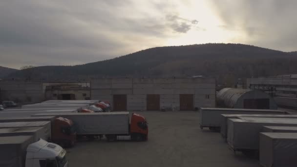 Автомобиль топового вида с контейнерной парковкой на тротуаре для отдыха дальнобойщика Видеоклип