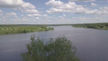 Drone görünümü su yüzey nehir. Dalgalar üzerinde yüzey nehir havadan görünümü. Panoramik su yüzey Nehri