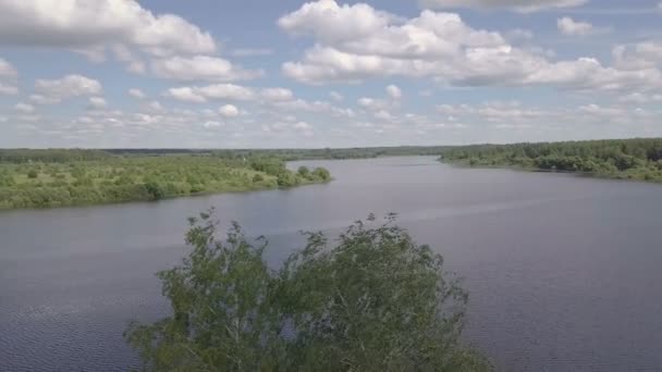 Drone Visa vatten ytan floden. Vågor på ytan floden Flygfoto. Panoramautsikt vatten ytan floden — Stockvideo