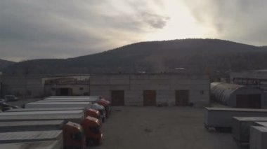 Drone görünümü kamyonla sürüş dışarı park boşaltma sonra Yük Konteyneri