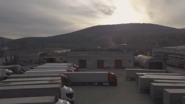 Camion avec conteneur de fret conduisant hors de la zone d'entrepôt — Video