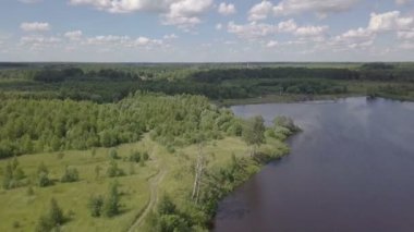 Barajın hava atış. Geniş nehir dar olur.