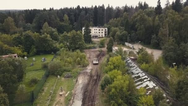 Véhicule militaire pendant l'entraînement conduite sur champ de tir vue d'en haut — Video