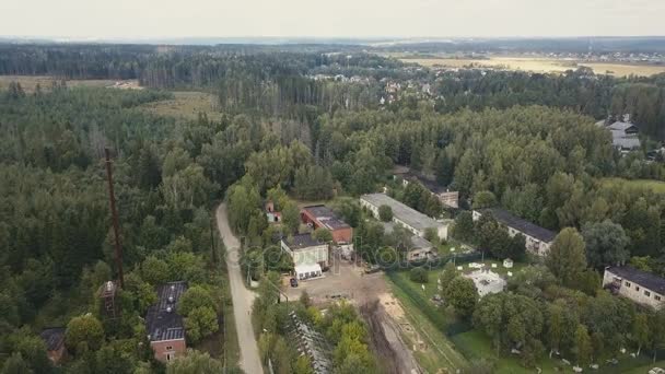 Antenowe, Strzelanie z dronów nad obszarem wojskowym do fotografowania szkolenia żołnierzy — Wideo stockowe