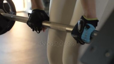 Güçlü kadın eğitim kalça modern fitness Club için ağır barbell ile eğilerek