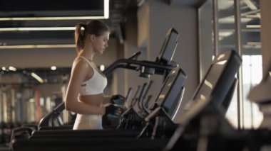Ekran ayarları kardiyo egzersiz spor kulübü için koşu bandı üzerinde kullanan spor kadın
