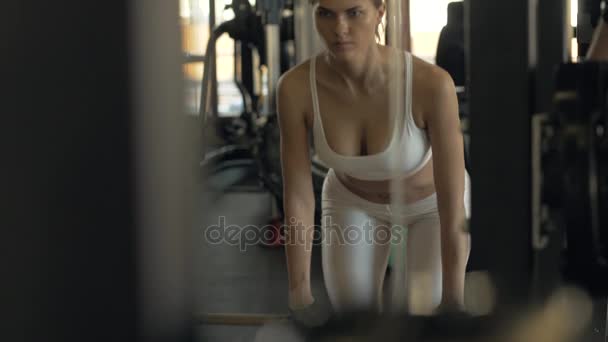 Sexy vrouw maken helling met barbell en kijken in de spiegel op gym club — Stockvideo