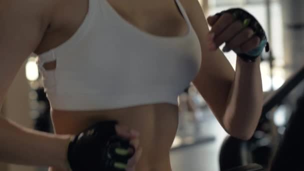 Sexy lichaam fitness vrouw lopen op de loopband voor cardio-training in de sportschool club — Stockvideo