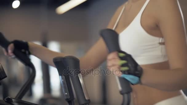 Portret kobiety fitness Rozgrzewka przed treningiem na eliptyczny orbitrek — Wideo stockowe
