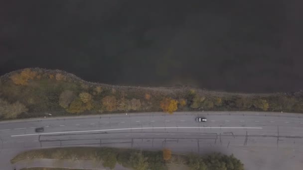 Το Top view φορτηγά και αυτοκίνητα κινούνται στον αυτοκινητόδρομο σε ποταμό φόντο — Αρχείο Βίντεο