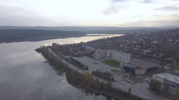 Городские ландшафтные автомобили и трюки движутся по городской дороге на речном фоне — стоковое видео