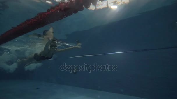 Mujer joven pechuga flotante en piscina vista submarina — Vídeos de Stock