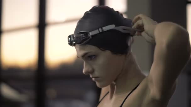 Schwimmerin setzt Kopfbrille für Schwimmen im Schwimmbecken auf — Stockvideo