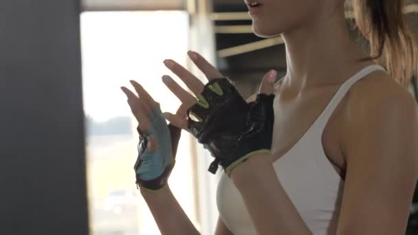 Γυναίκα καταλληλότητας κάνοντας ζέσταμα για ασκήσεις χεριών για εκγύμναση αντοχής στο γυμναστήριο — Αρχείο Βίντεο