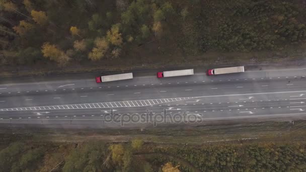 Ovanifrån tre lastbil bilar med fraktcontainer körning på förorts road — Stockvideo