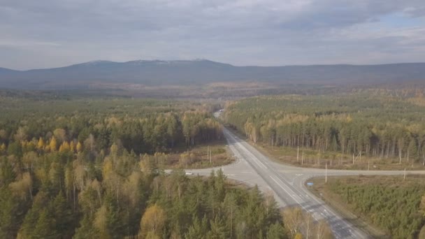 Trafic routier sur route sur fond nature et montagne paysage vue aérienne — Video