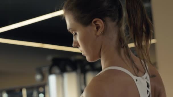 Mujer deportiva haciendo ejercicio de estiramiento antes de entrenar en el gimnasio club — Vídeos de Stock