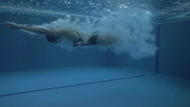 Женщина прыгает в прозрачную воду на плавающем бассейне с видом на море 60 кадров в секунду — стоковое видео