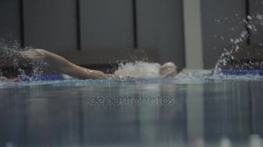 Kelebek kontur şeffaf su havuzu Önden Görünüm içinde yüzen fitness kadın