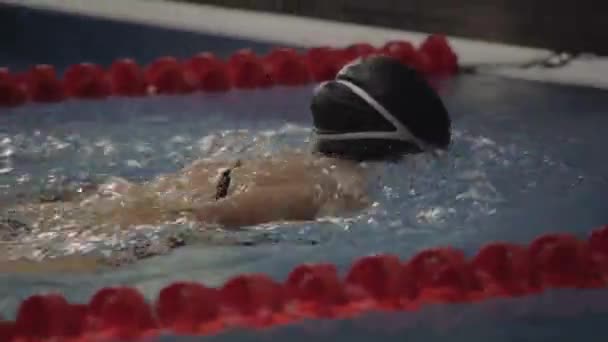 Αθλητικά γυναίκα κολυμβητής στροφή κατά τη διάρκεια επιπλέουν ανταγωνισμού στην πισίνα — Αρχείο Βίντεο