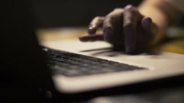 Dokunmatik yüzey üstünde defter için tarama Internet kullanarak kadın eller yukarı kapatın