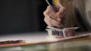 Boya fırça daldırma ve çizim çizim kadın eller yaratıcı sanatçı