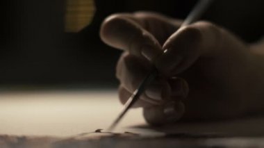 Kağıt üzerinde fırça resimli resmi kadın eller ressam ressamın yakın çekim
