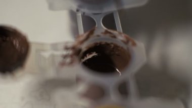 Eller ressam sanatçı fırça boya kahverengi renkli çizim için daldırma kapatın