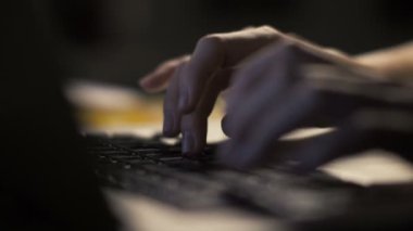 Eller klavye karanlık iç modern dizüstü bilgisayarda yazarak